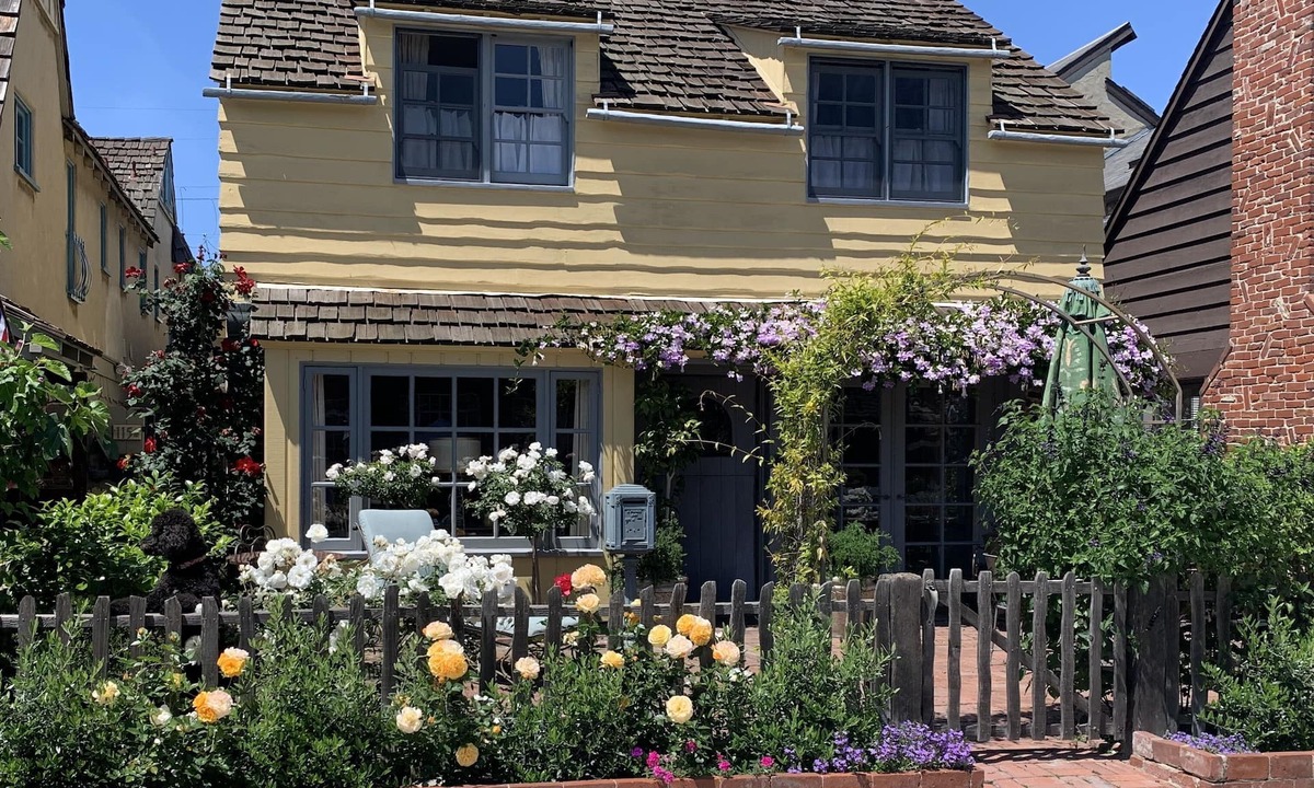 Balboa Island Cottage | Designer's Historic Cottage Steps to South Bayfront & Near Shops