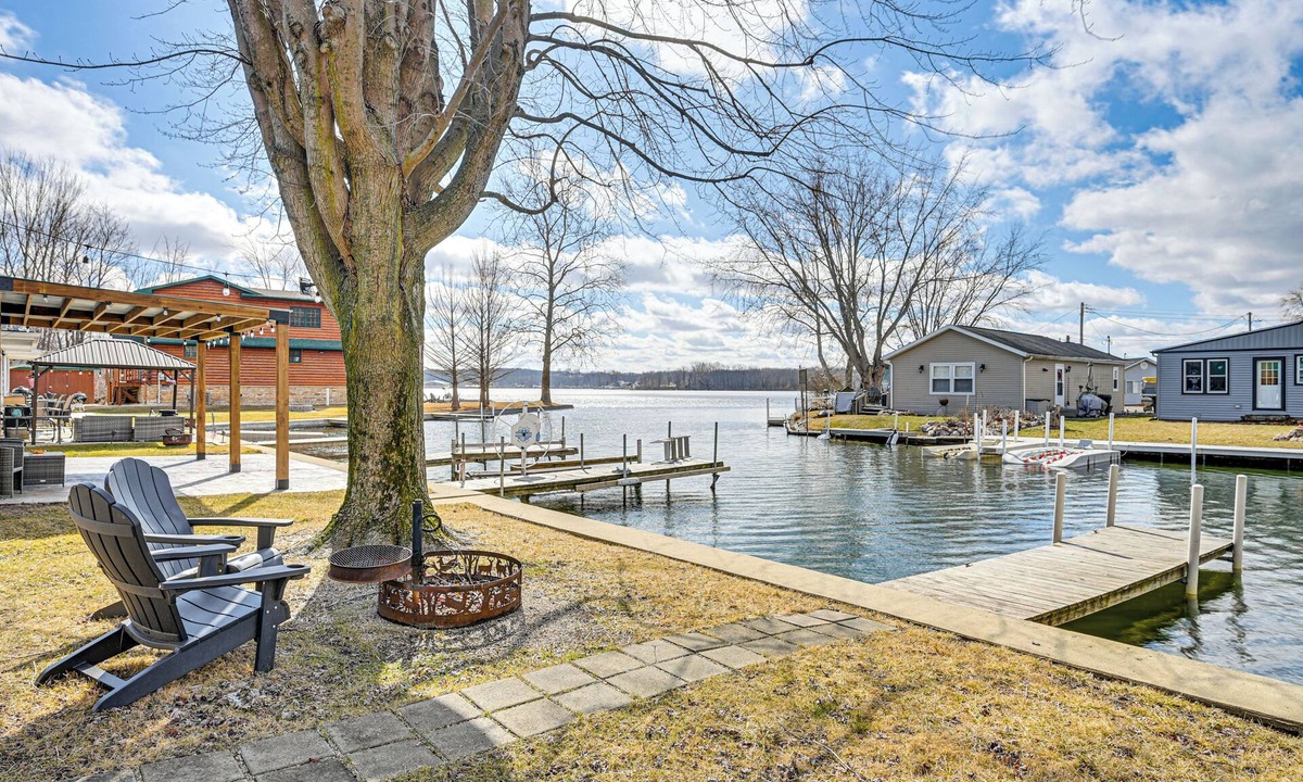 Leesburg House | Dock & Fire Pit: Retreat on Big Barbee Lake!