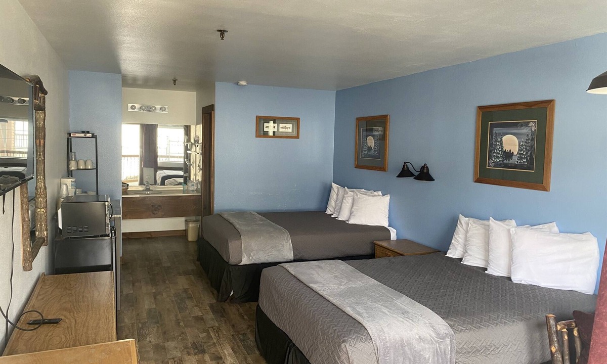 Indian Point Condo | Double Queen Room w/Kitchen Supplies