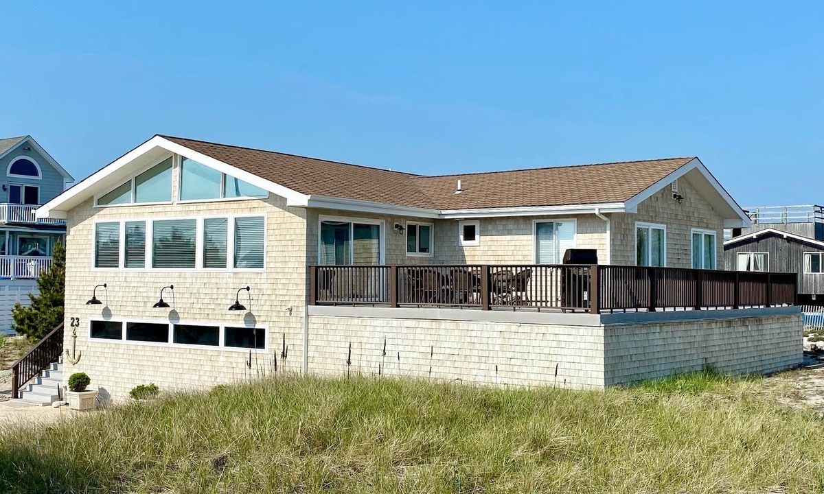 West Hampton Dunes House | DUNE ROAD STEPS TO THE OCEAN - 4 BEDROOM HOME ⛱
