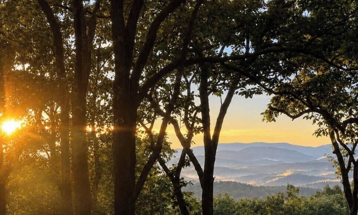 Walnut Mountain Cabin | Easy Access Mtn View Hot Tub Pool Game Room Porch Wildlife Minutes to Town