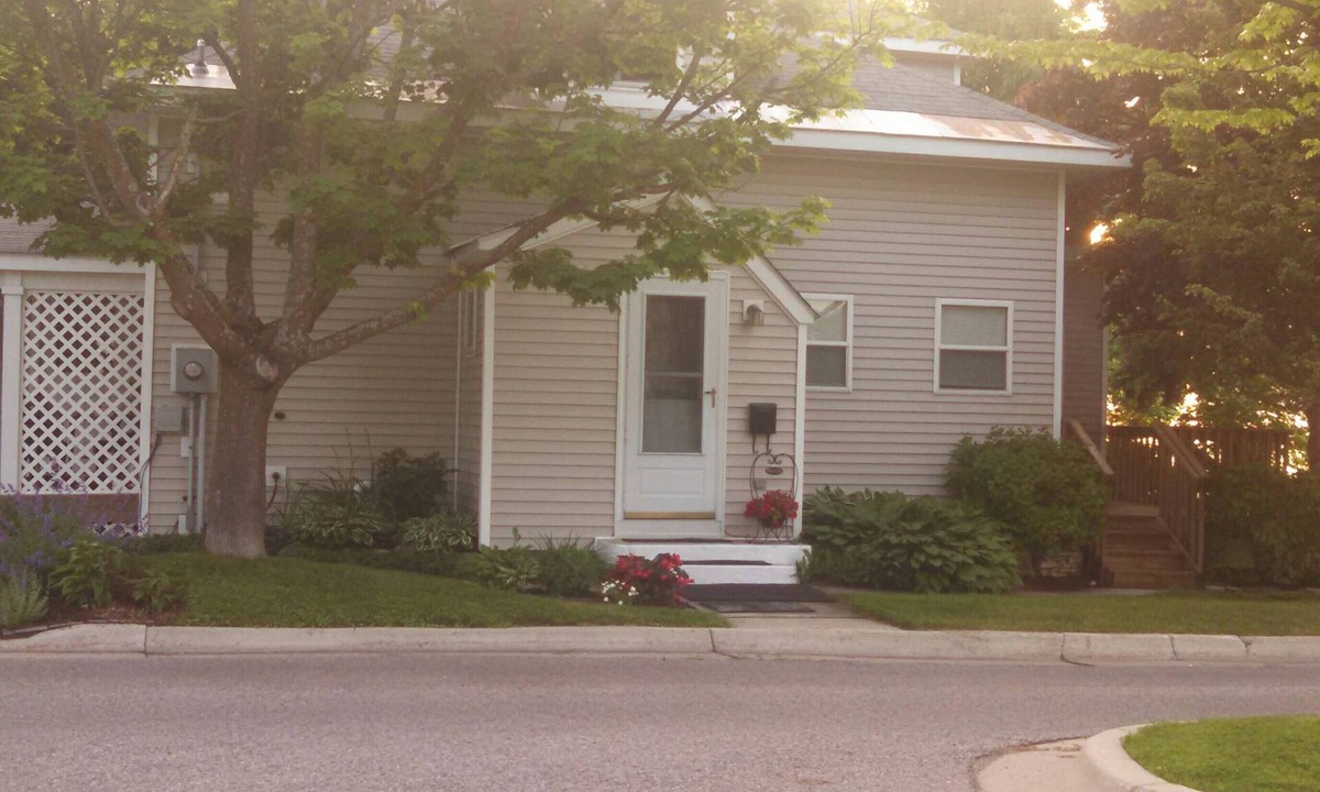 Petoskey House | "Endless Sunsets on the Bay" Clean, cozy, walk to water, next to Bike Trail.
