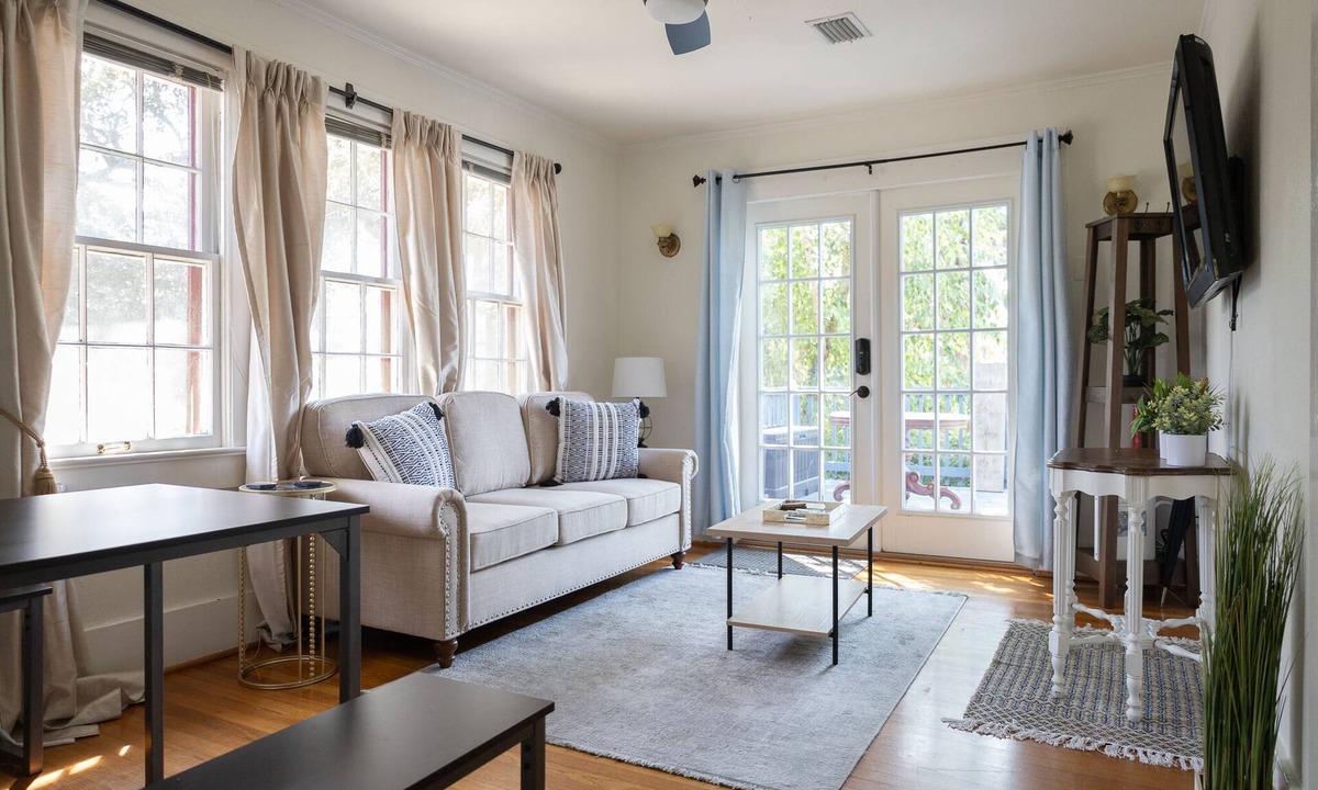 East Hill Cottage | Enjoy a stylish experience at this centrally-located guest house DOWNTOWN!