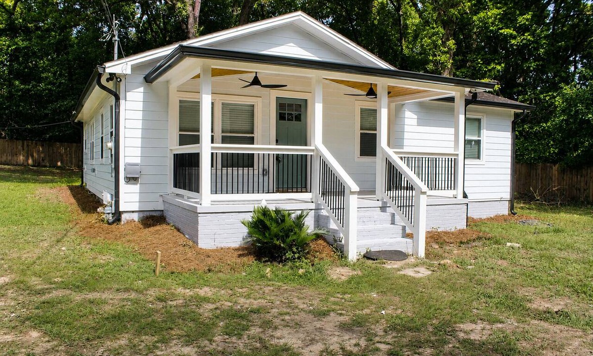 West Pensacola House | Enjoy the feel of this quiet, centrally located, and spacious accommodation