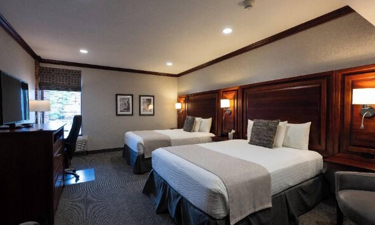 Hillsdale Hotel | Executive Double Queen Room with Modern Amenities & Breakfast