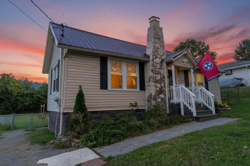 Lookout Valley Neighborhood Association House | Fern Landing - Modern, Spacious, Firepit, Fully Fenced In Yard