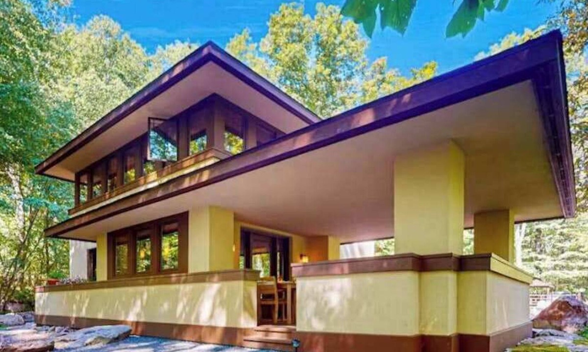 Bittinger House | Frank Lloyd Wright-Inspired Prairie Home | Official Fallingwater Lodging Partner