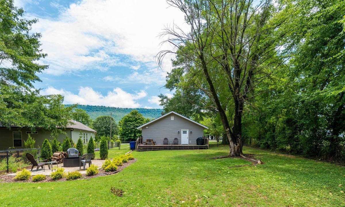 Lookout Valley Neighborhood Association House | Free Ruby Falls Ticket & More -Fenced yard-Dogs -1 mile The Venue-10 min to Chattanooga-Lookout Mtn