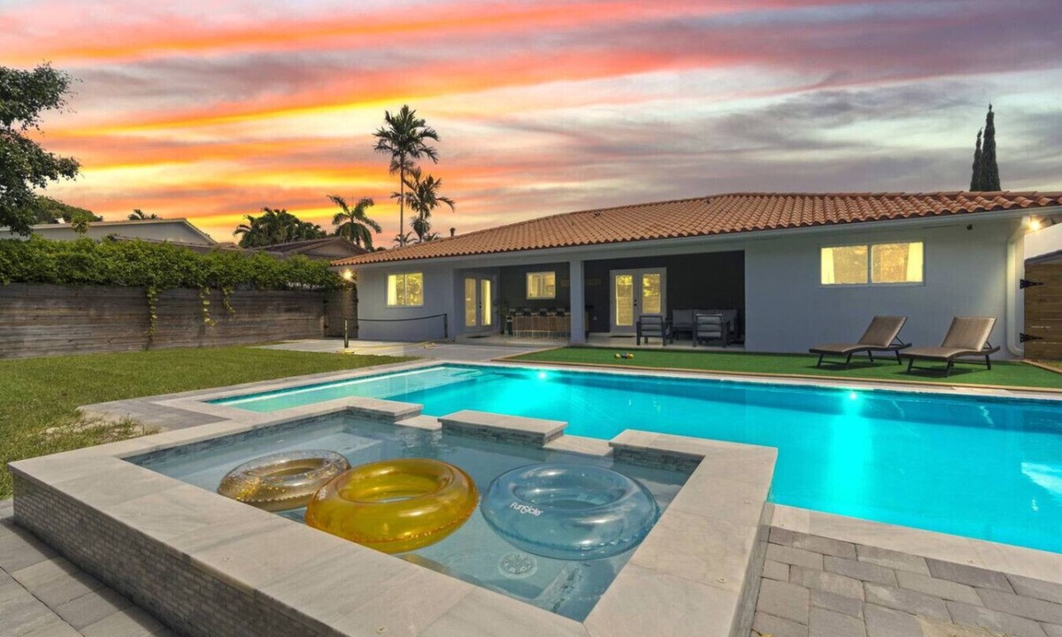 Ludlam House | Heated Pool Bocce Pickleball Fits 12