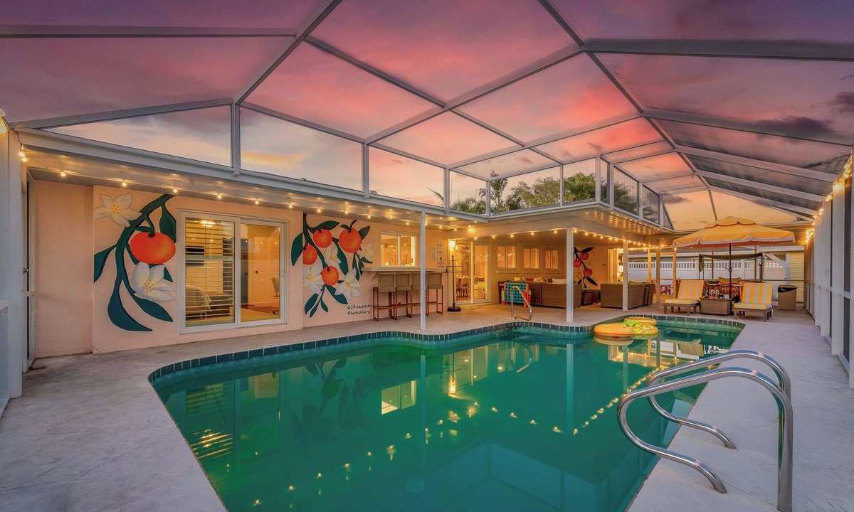 Bradenton House | Heated saltwater pool + bubbling hot tub + cozy massage chair