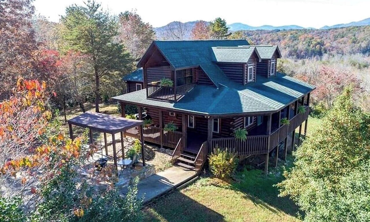 Rutherfordton Cabin | Hillside Haven Cabin with Hot Tub in Rutherfordton, NC