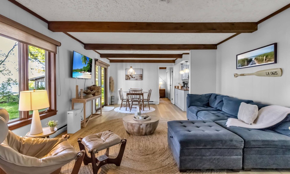 Olcott Cottage | *HOT TUB * Lake Front | Near Olcott Beach | King Bed