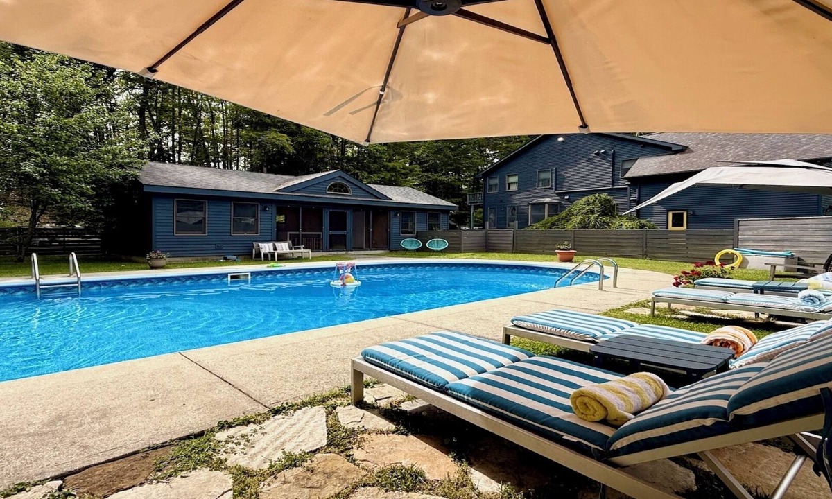 New Marlborough House | Hot tub, Sauna, Game Room, Fireplaces + Heated Pool in Summer!