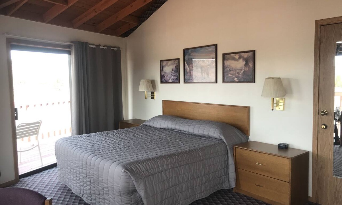 Crooked River Ranch Hotel | Hotel Room with 1 KING bed, Pets OK with Additional Fee