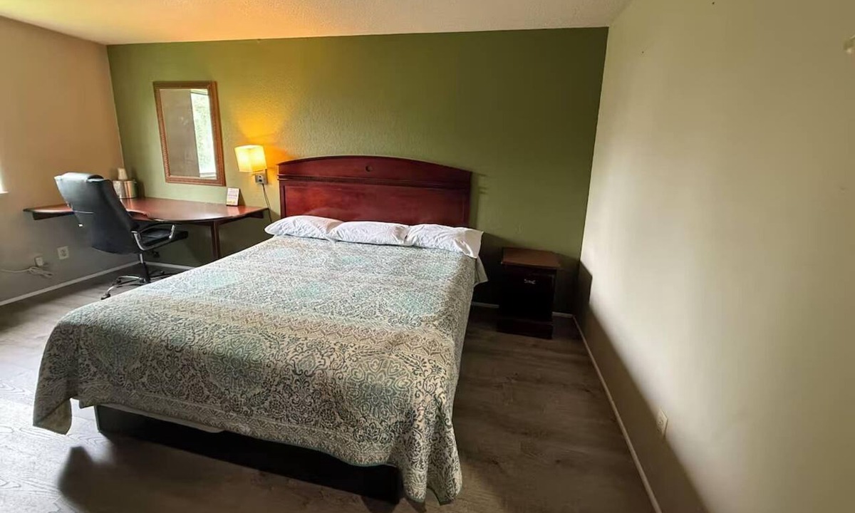 Coldwater Apartment | King Bed | Non-Smoking