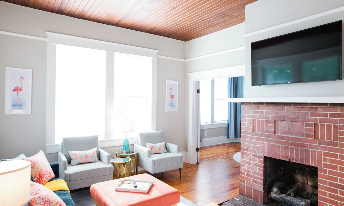 East Hill Apartment | King Loft Retreat | 1BR + Fast WiFi