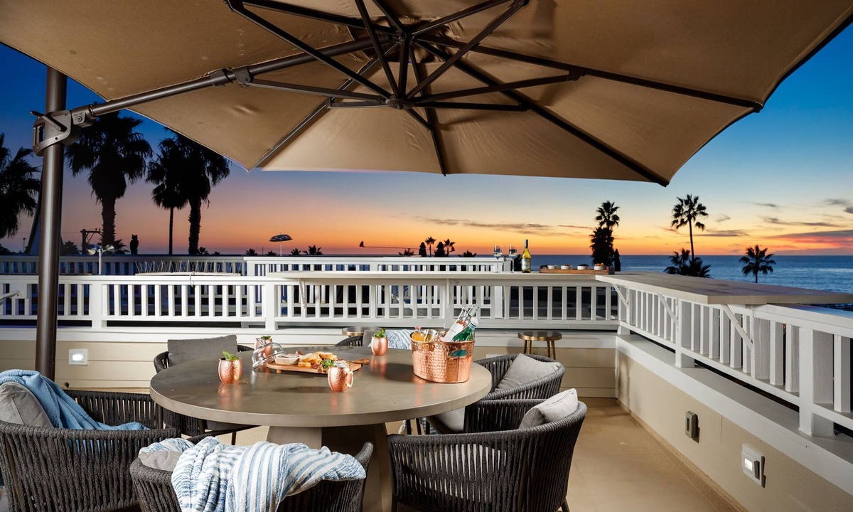 Beach Barber Tract House | La Jolla Panoramic Ocean Retreat with Rooftop