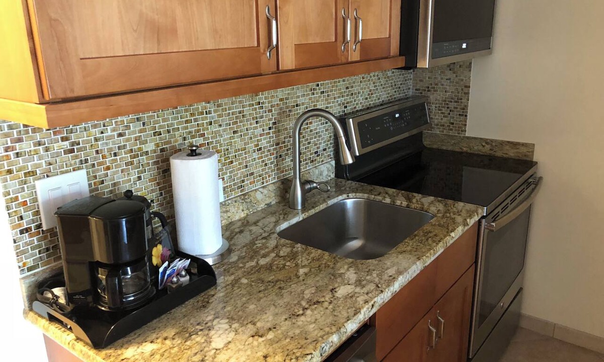 Historic Lahaina Front Street Resort | Lahaina Studio: Beachfront, Mountain View, Hot Tub