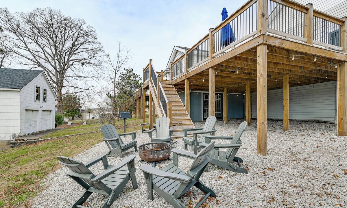 Burnside House | Lake Days & Fireside Nights! Updated Burnside Home