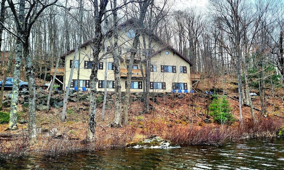 Upson House | LAKEFRONT 5-bedroom Chateau Getaway at Whitecap Mountains Resort Units 1 & 3