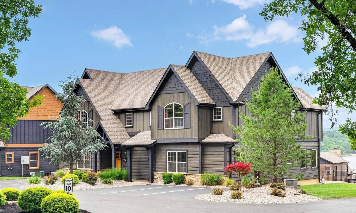 Indian Point House | Lakefront Cozy Stay Dock Access, Pickleball & Mini Golf Close to Silver Dollar City