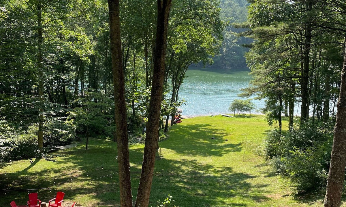 Cullowhee House | LAKEFRONT & DOCK-Dog Welcome! Message me about our SEPTEMBER Special Offer!