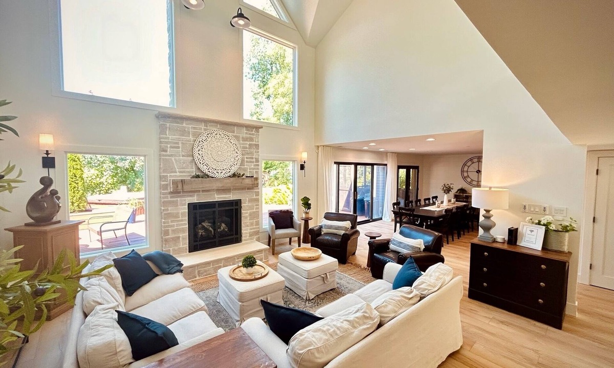 Gregory House | Lakefront! Spacious Family Oasis near A2 -Tennis Court & Private Dock