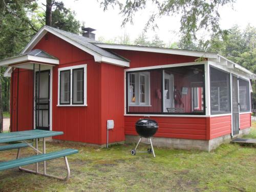 Honor House | Lakefront! Twin Birch Resort - The Red Laker