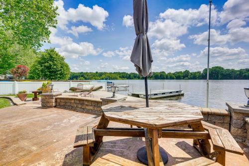 Howe House | Lakefront Vacation Rental ~ 10 Mi to Shipshewana!