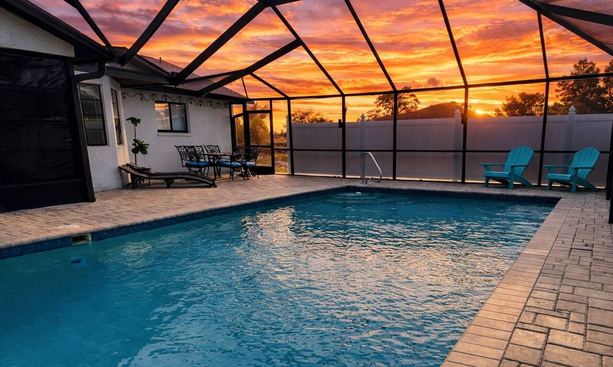 Spring Hill House | Large Pool Clean & Comfortable Split Floorplan KING Beds!