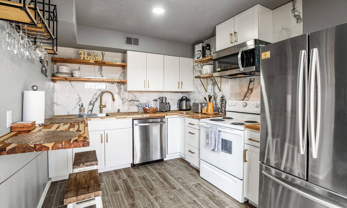 Uptown Apartment | Location!Location.LUXE Condo w/JettedTub by ABQ Uptown at Kingfisher Housing