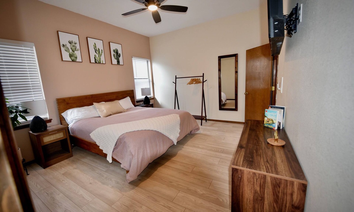 S.r. Marmon House | Lovely adobe abode in Albuquerque with WiFi, AC, Fire Pit, Hot Tub
