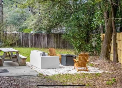 West Pensacola House | Lush Lounge Fire Pit BBQ Family
