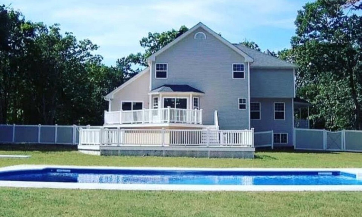 Port Jefferson Station House | Luxurious 4-bedroom house with an outdoor pool 25 mins from the Hamptons