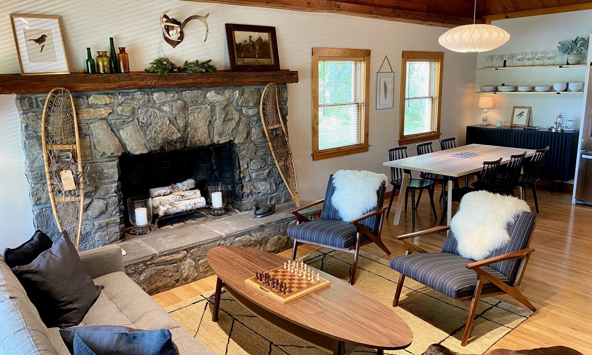 Town of Copake Cabin | Luxurious & Modern 3 BR 1.5 Bath Log Cabin
