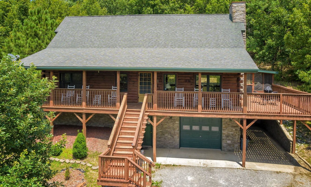 Carbondale Cabin | Luxury Log Cabin w/Hot Tub Near Carbondale