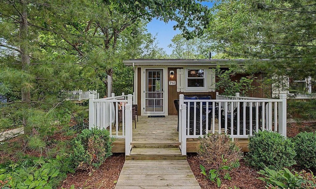 Saugatuck Villa | Maple Ridge Brown Cottage HOT TUB!