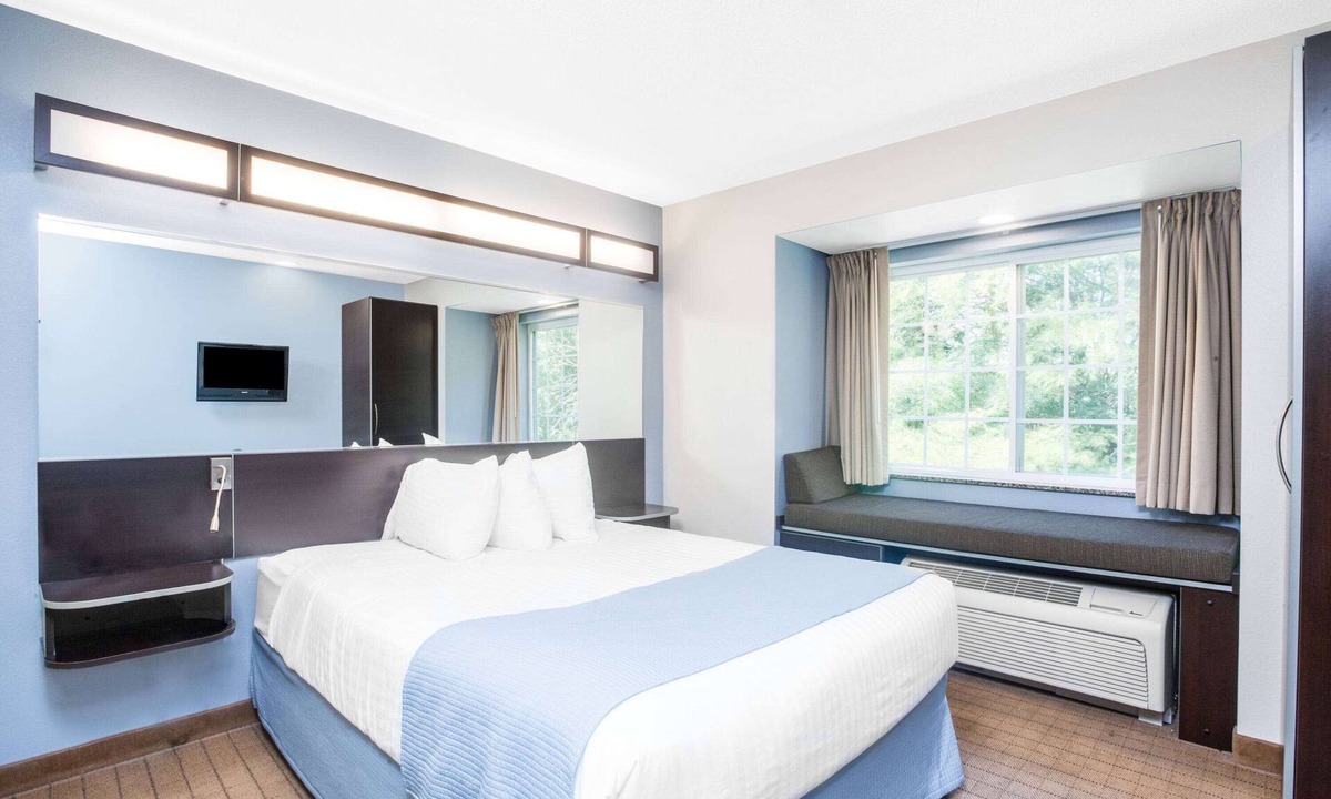 Bath Hotel | Microtel Inn & Suites by Wyndham Bath