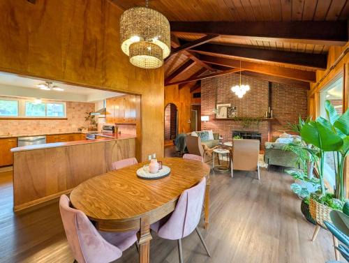 Lansing House | Midcentury Riverfront Retreat