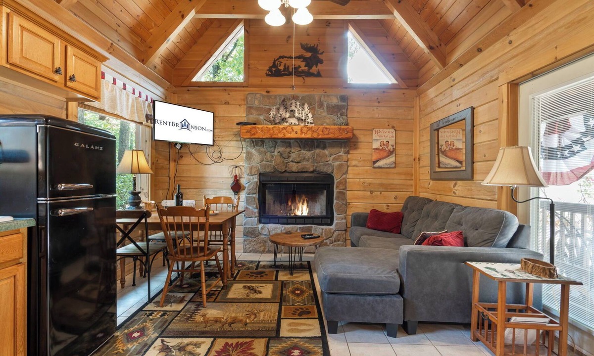Branson Cedars Cabin | Minutes to Big Cedar-True Log Cabin-Free Silver Dollar Tickets-Pvt Hot Tub @ Lil Treehouse