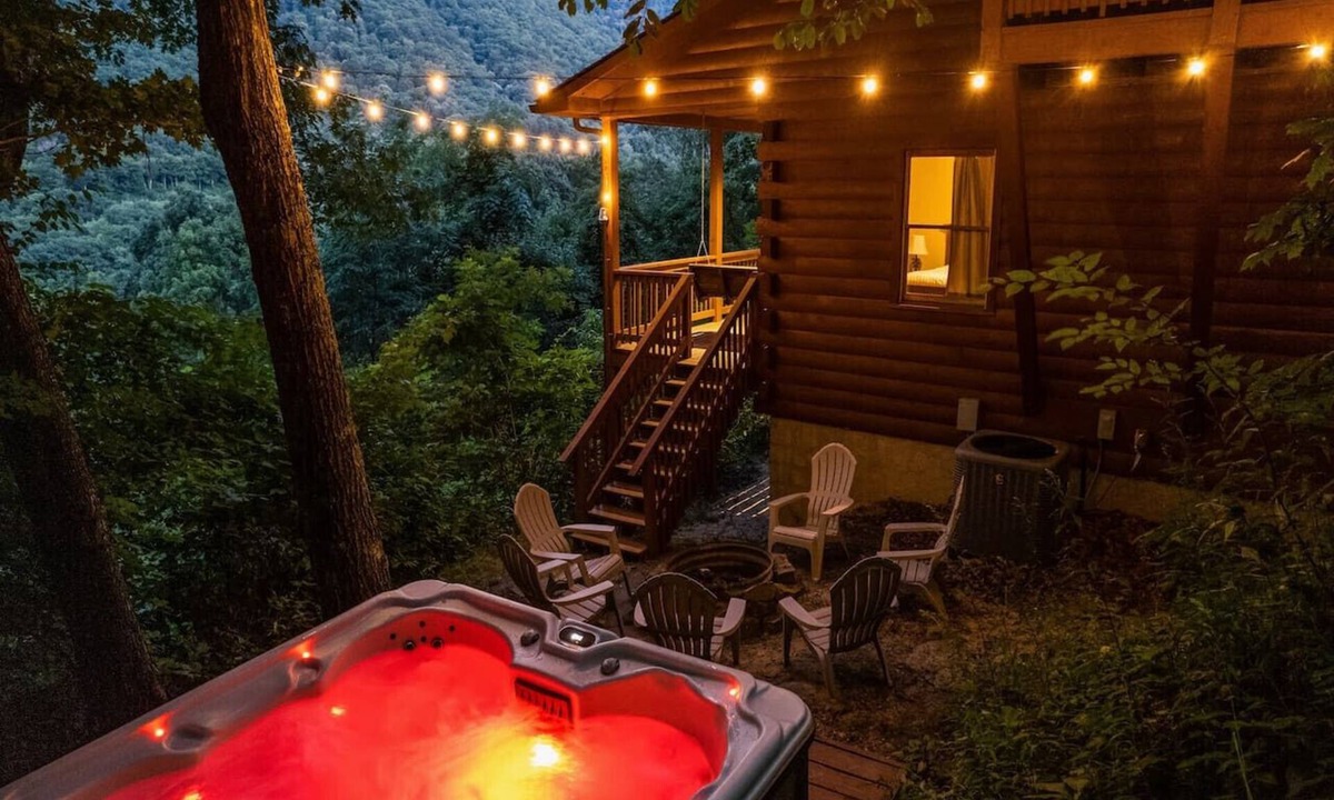 Maggie Valley Cabin | Misty Mountain Manor-Beautiful View! Hot Tub