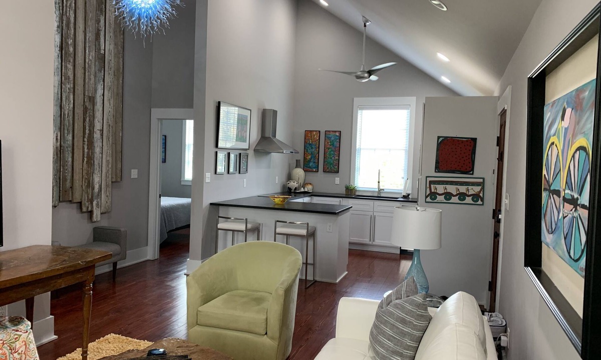 Seville Historic District House | Modern Carriage House in the heart of downtown.Very walkable to everything.