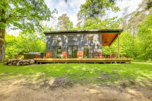 Paris House | Modern Hersey Tiny Home w/Private Hot Tub!