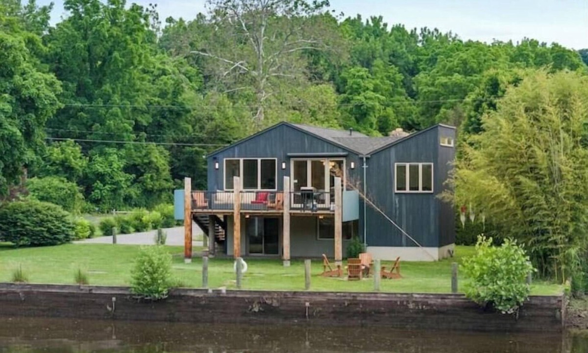 Saugerties South House | Modern Lakefront Retreat