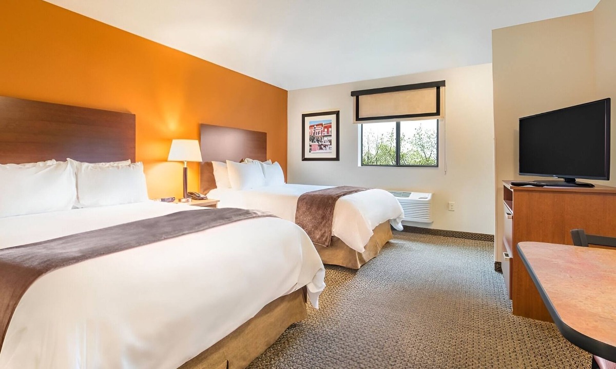 Wixom Hotel | Modern Room w/Kitchen Near Suburban Collection Showplace & Lyon Oaks County