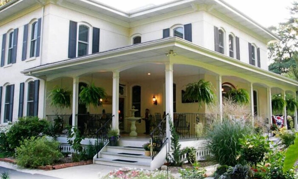 South Haven Bed & Breakfast | Monroe Manor Inn