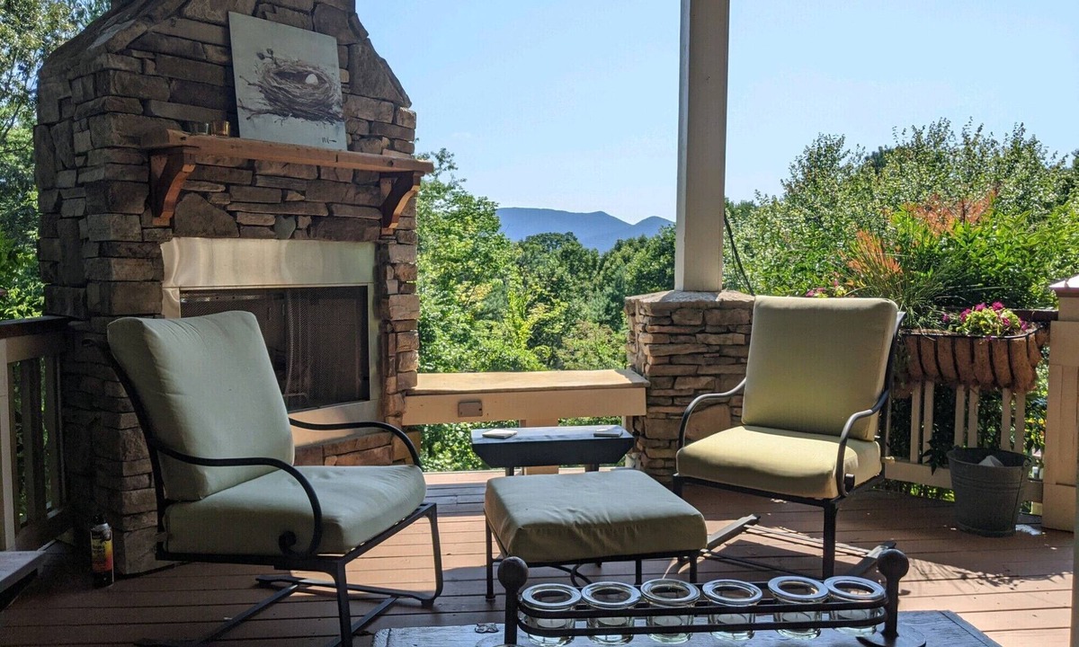 Haw Creek House | Mountain Views/Quiet/private, 10 minutes to downtown on 12 secluded acres!