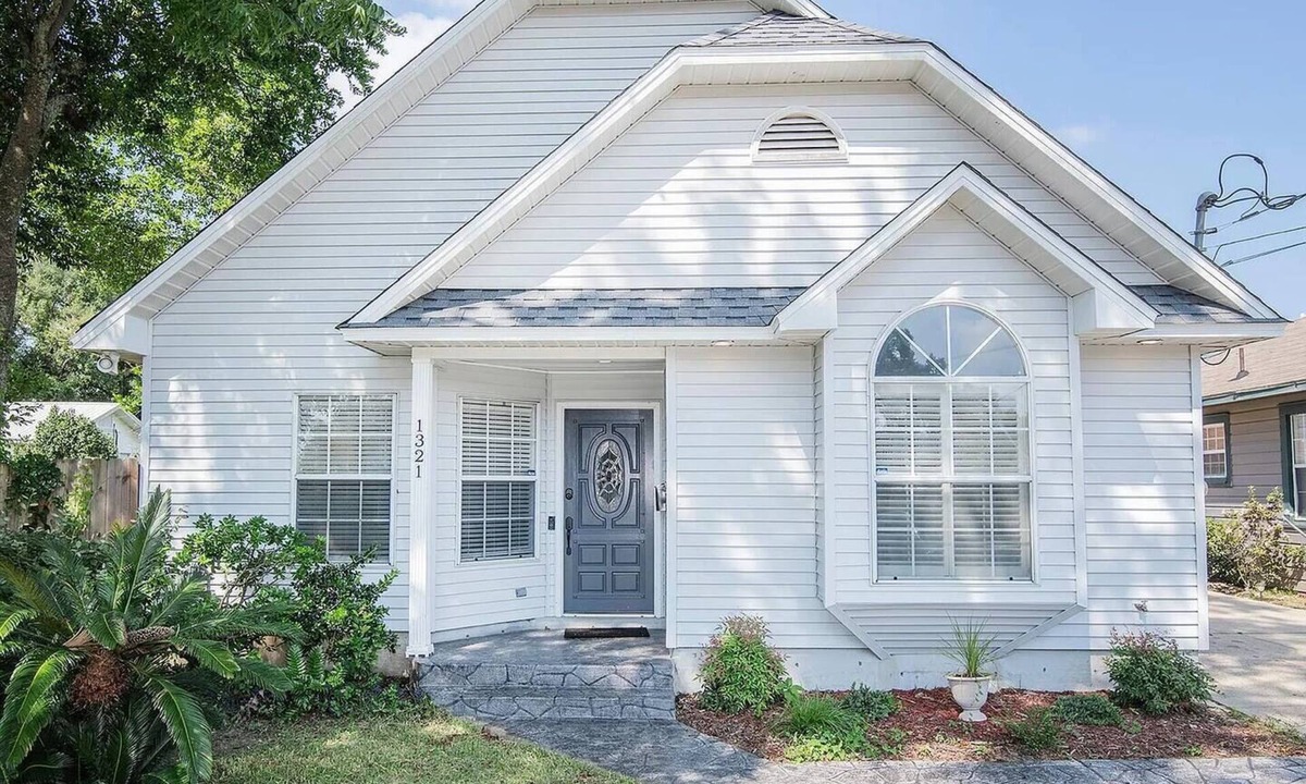 East Hill House | NEW! Elegant White House Near Downtown
