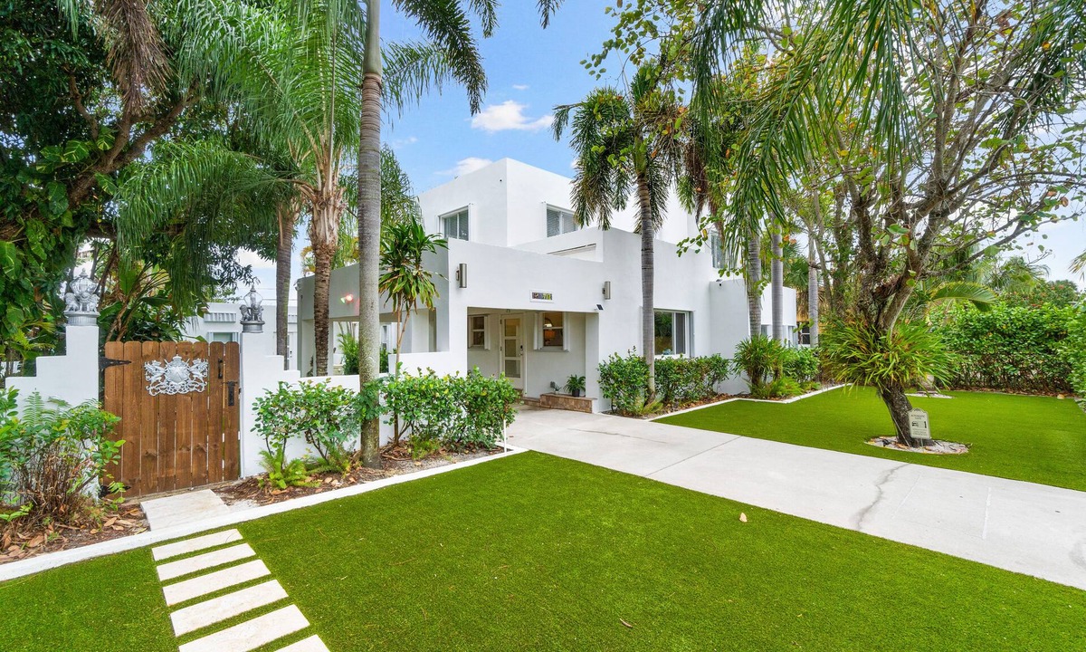 Parker Ridge House | NEW! Historic Estate-Heated Pool - Two Guest Houses - Sleep16 - NEAR EVERYTHING