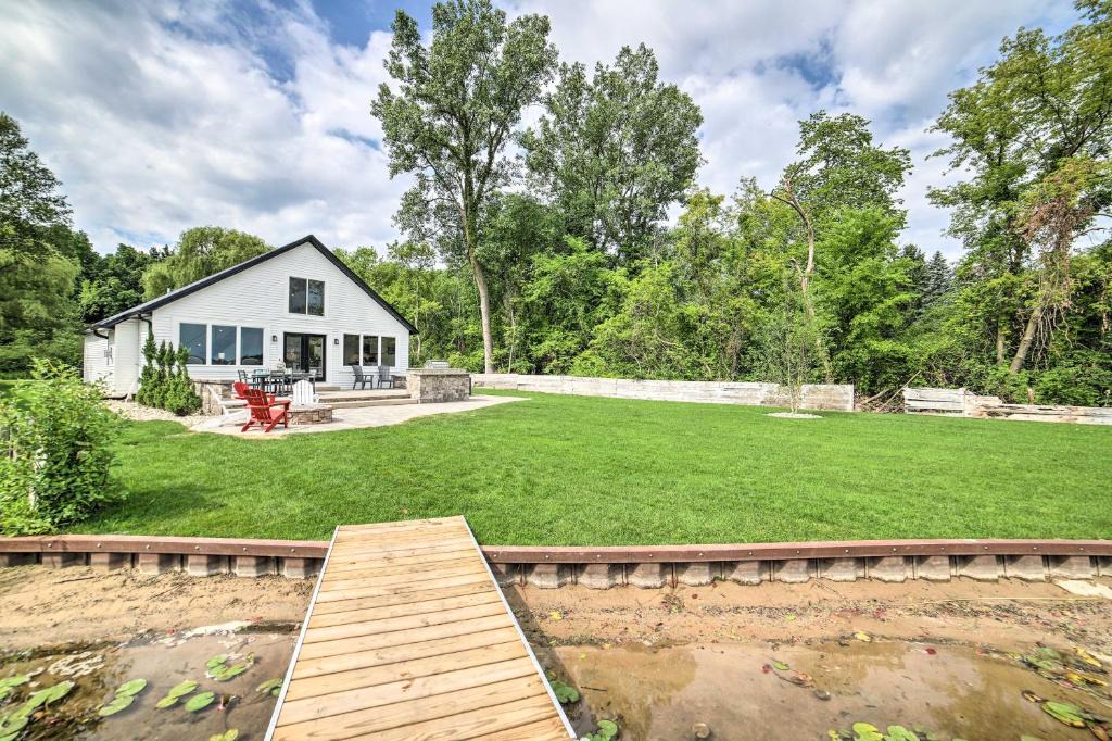 Jackson House | Newly Built Gilletts Lake Gem: Dock & Hot Tub